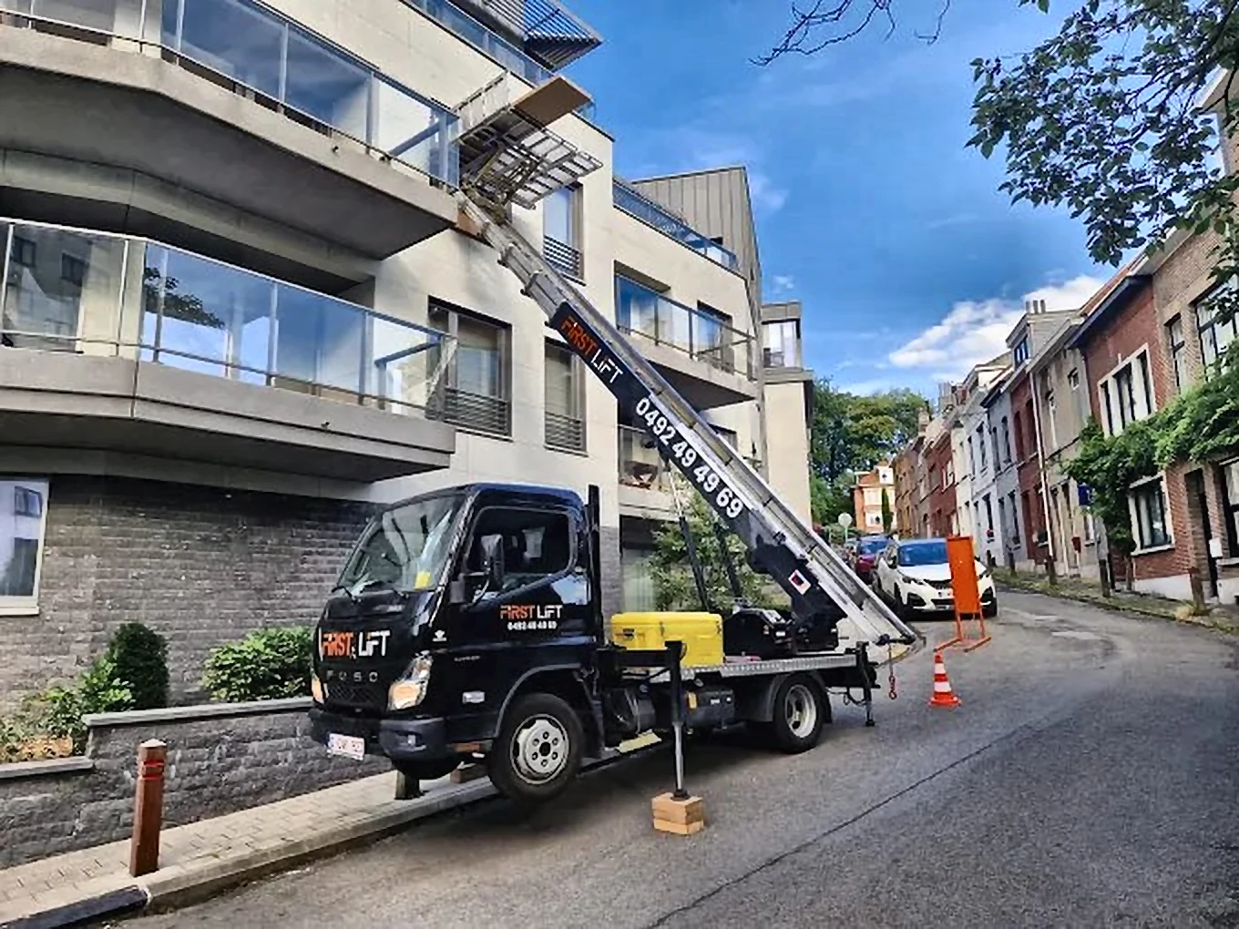 Lift FLS Moving installé sur façade d'immeuble à Ixelles