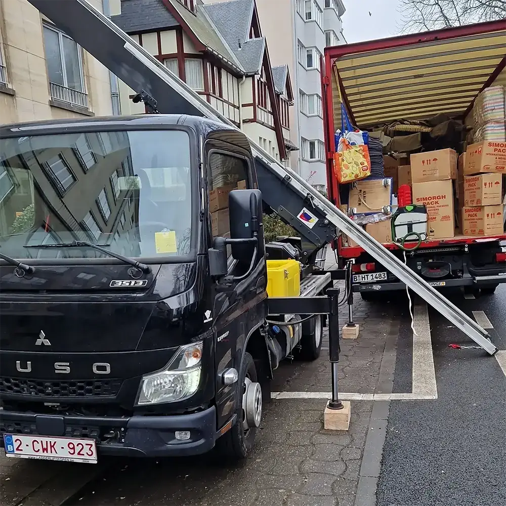 Camion FLS Moving en chargement pour un déménagement à Bruxelles