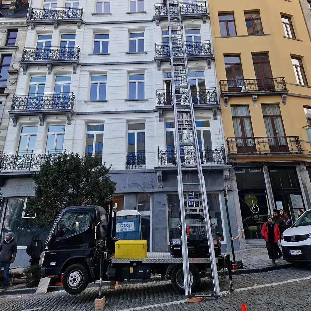 Lift motorisé FLS Moving installé jusqu'à un étage élevé à Bruxelles